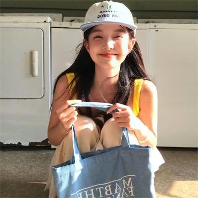 纸板屋女孩海报